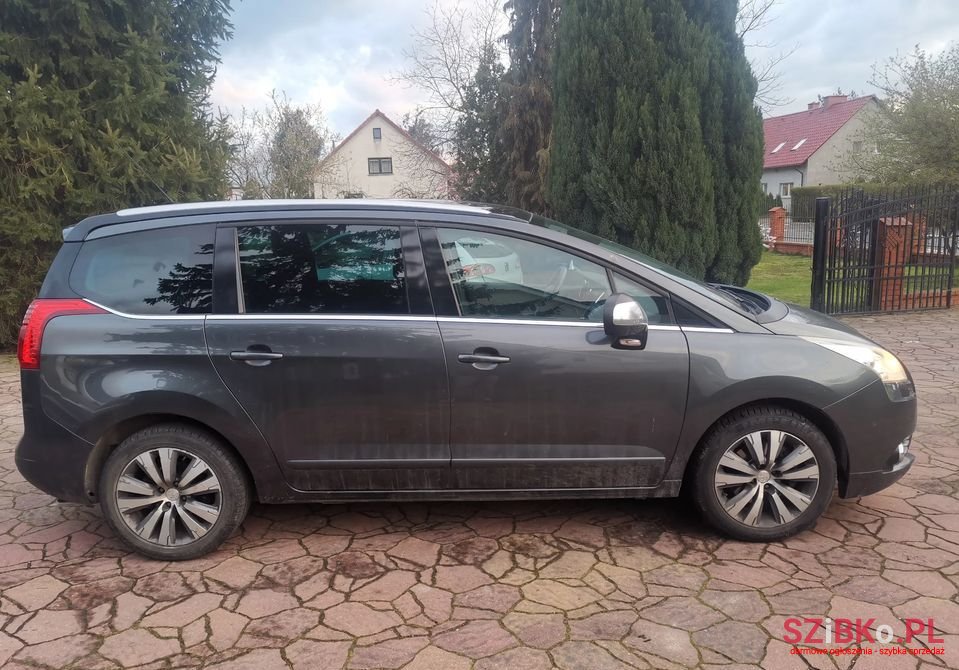 2010' Peugeot 5008 photo #6