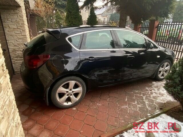 2011' Opel Astra photo #2