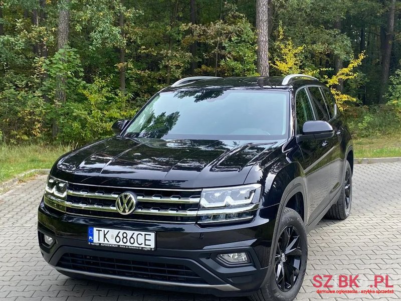 2019' Volkswagen Touareg photo #2