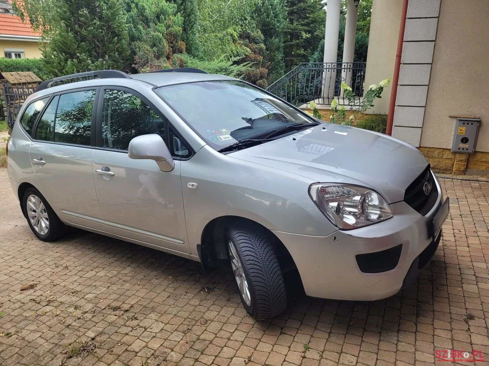 2009' Kia Carens photo #1