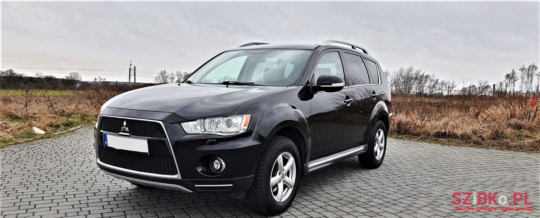 2010' Mitsubishi Outlander photo #1