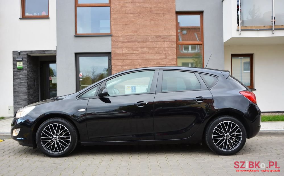 2011' Opel Astra Sport photo #2