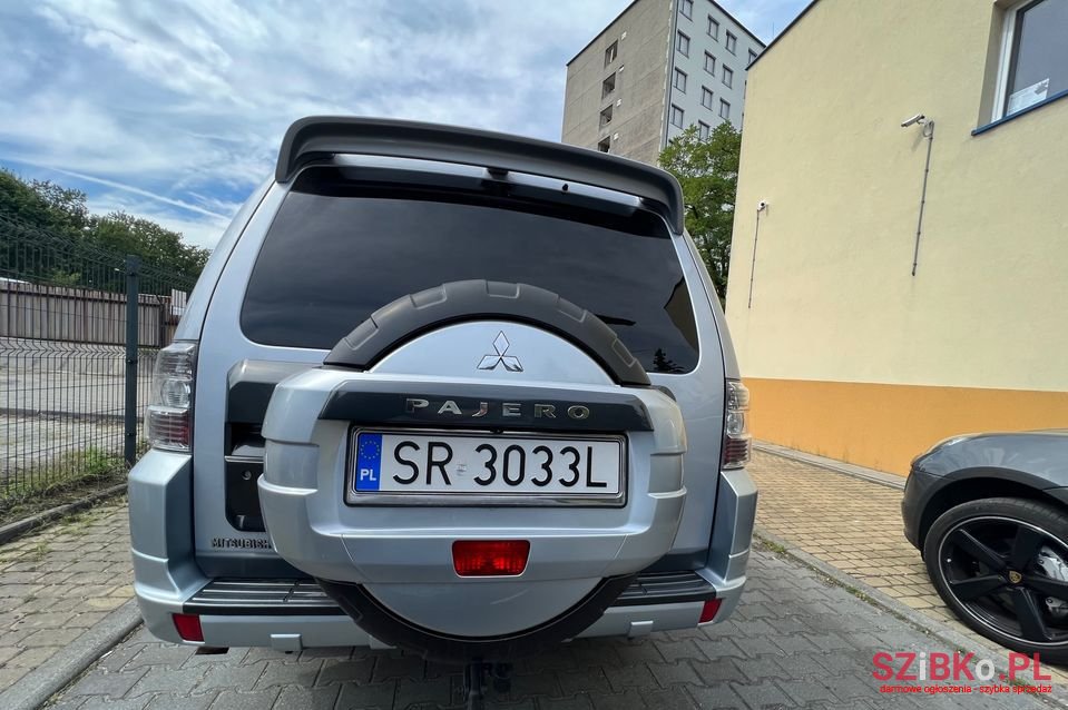 2007' Mitsubishi Pajero photo #2