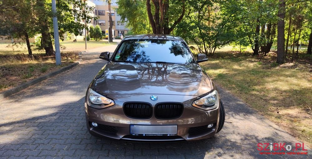 2012' BMW 1 Series 116I photo #2