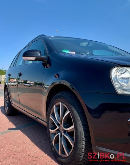 2009' Volkswagen Golf photo #4