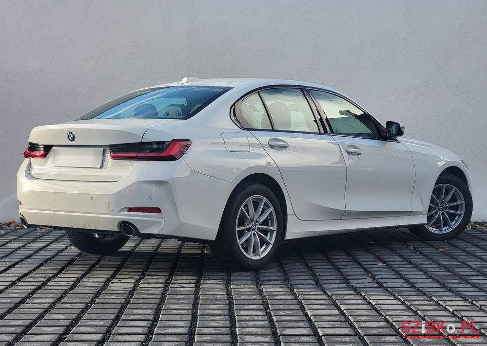 2022' BMW 3 Series 318I photo #3