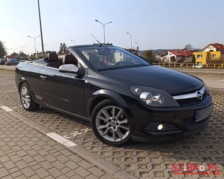 2007' Opel Astra Twintop photo #1