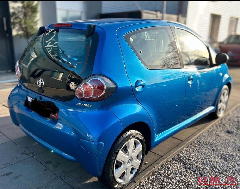 2010' Toyota Aygo Coolblue photo #2