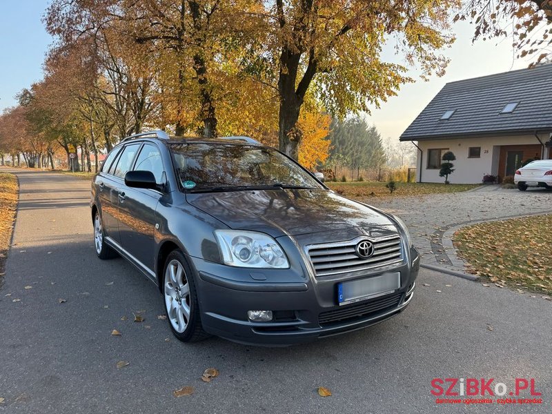 2004' Toyota Avensis photo #4