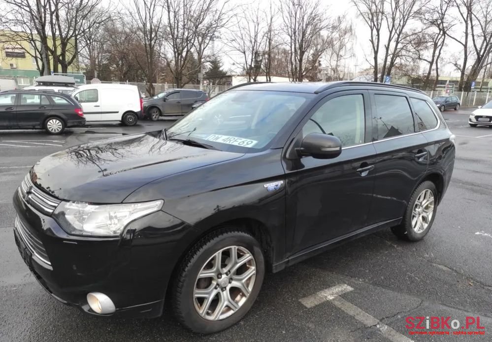 2013' Mitsubishi Outlander Phev photo #1