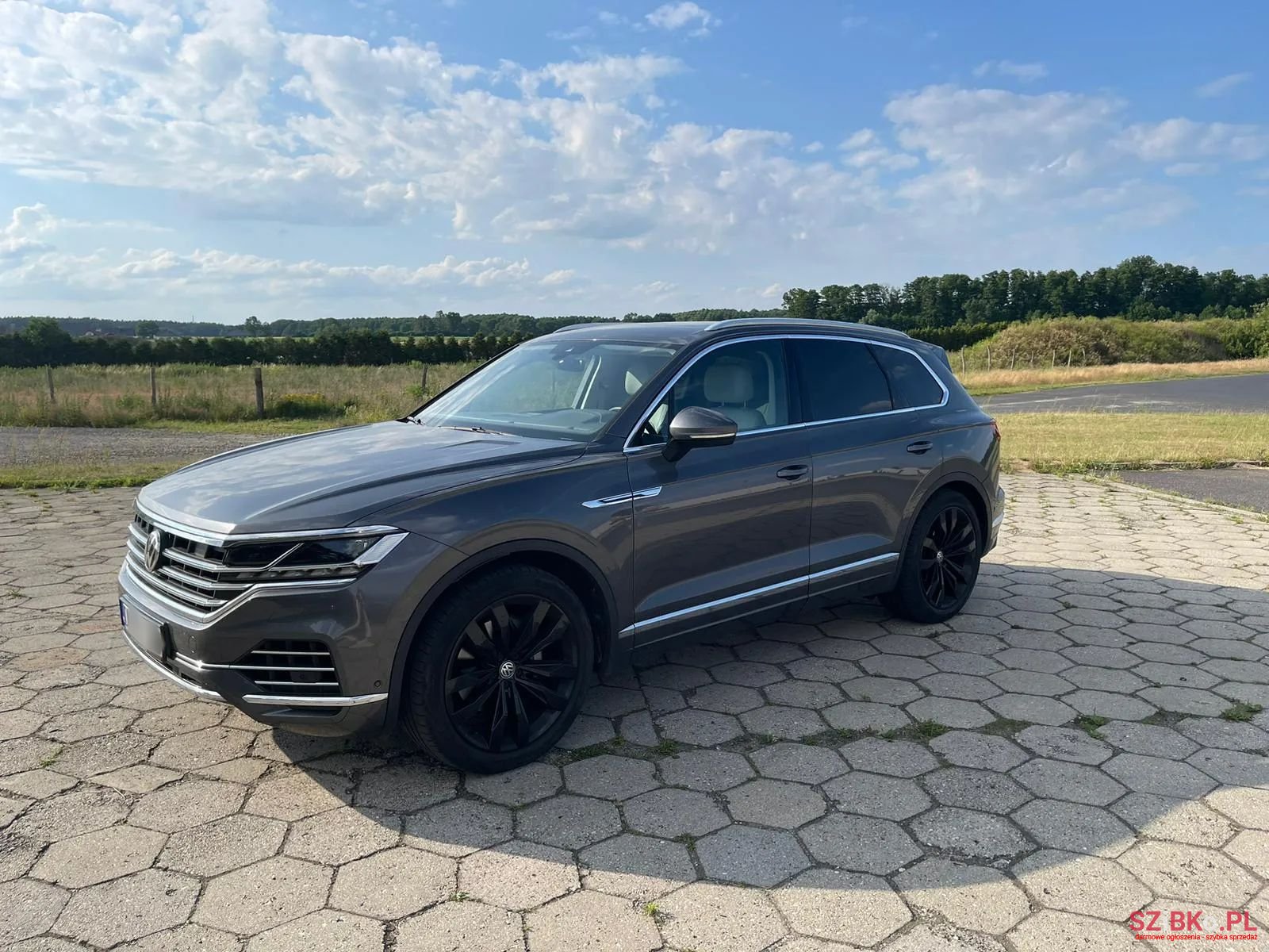 2019' Volkswagen Touareg photo #1