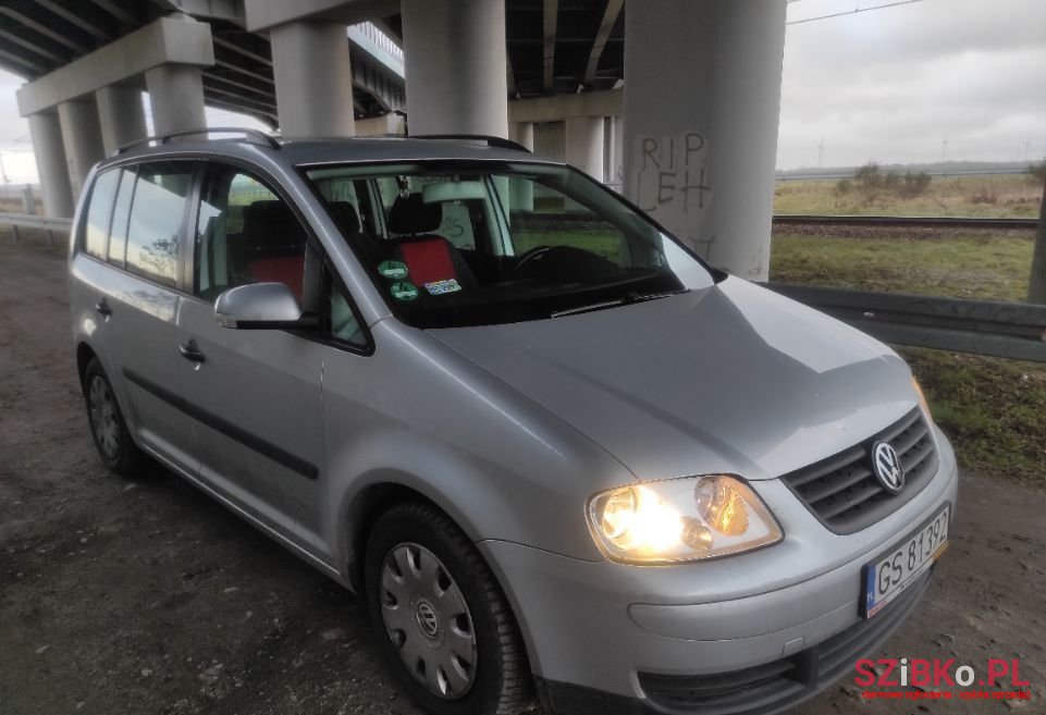2004' Volkswagen Touran photo #3