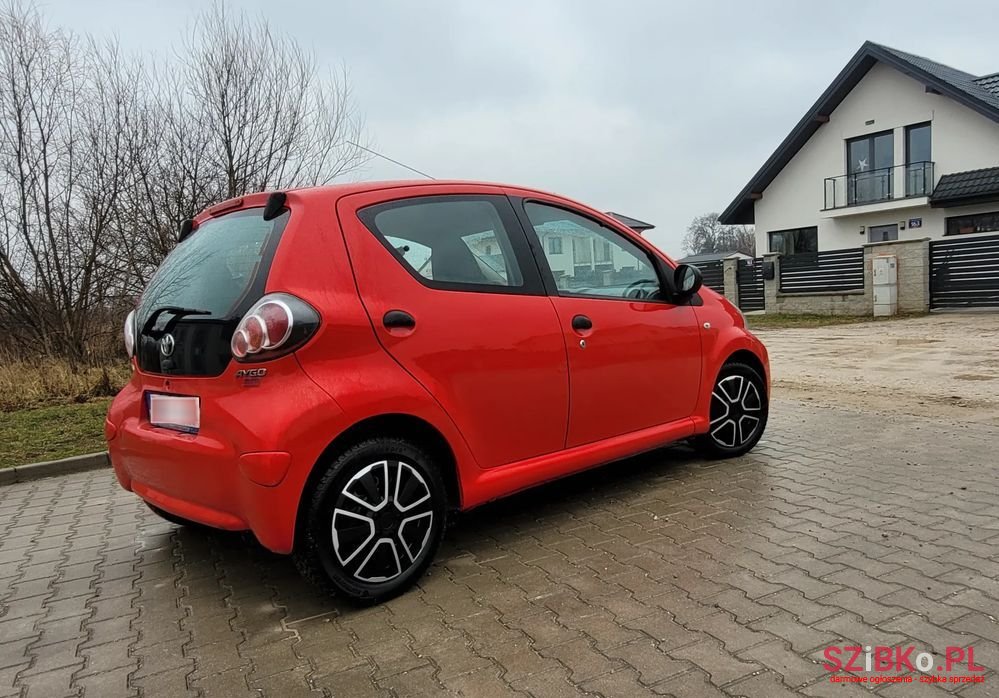 2013' Toyota Aygo photo #2