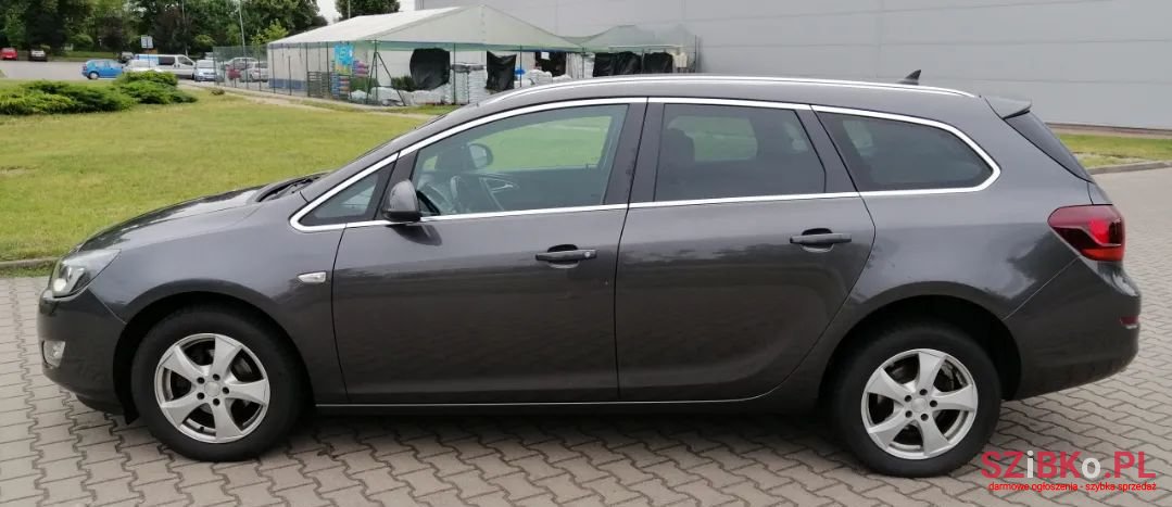 2011' Opel Astra photo #5