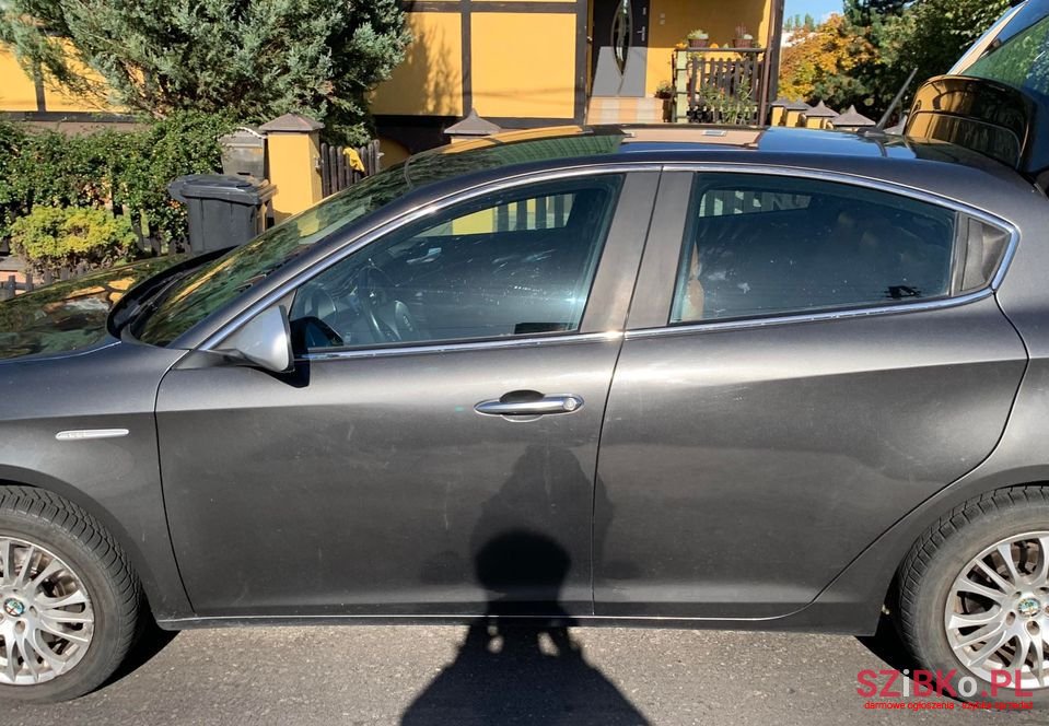 2011' Alfa Romeo Giulietta photo #4