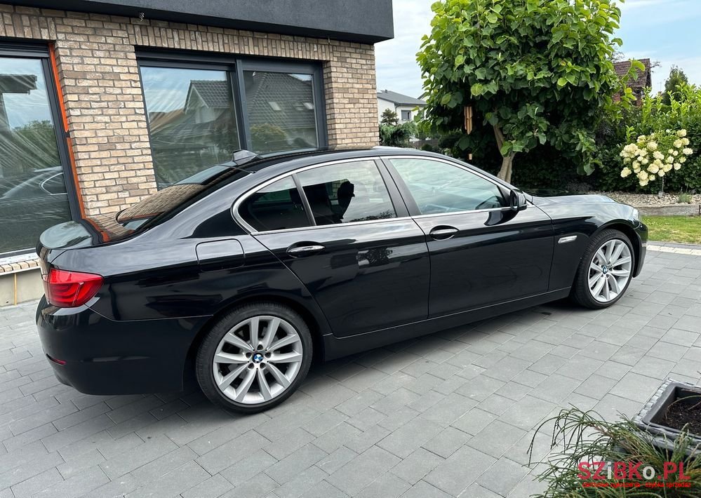 2011' BMW 5 Series 520D photo #6