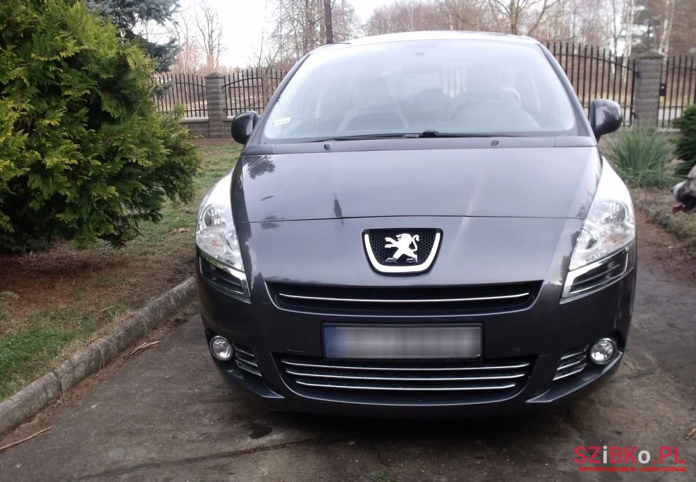2010' Peugeot 5008 photo #1