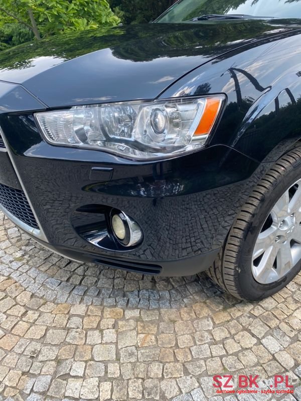 2010' Mitsubishi Outlander photo #2