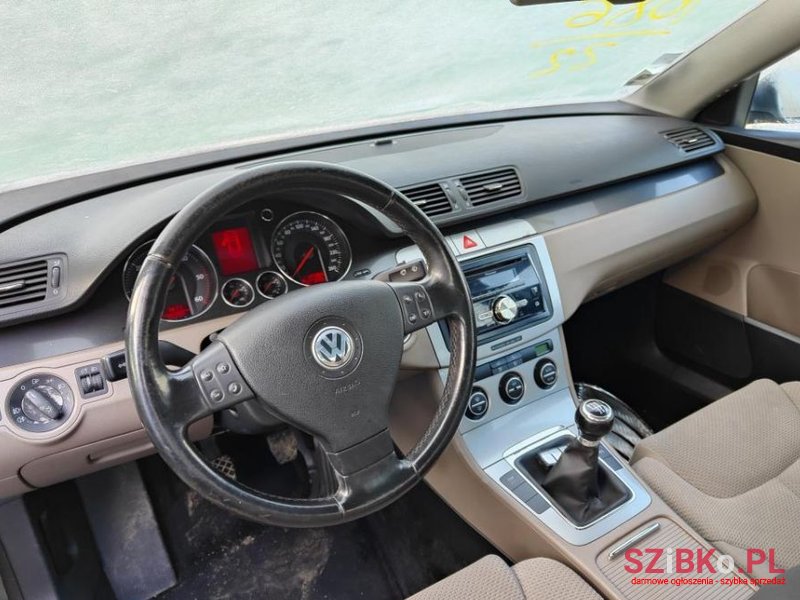 2005' Volkswagen Passat photo #6