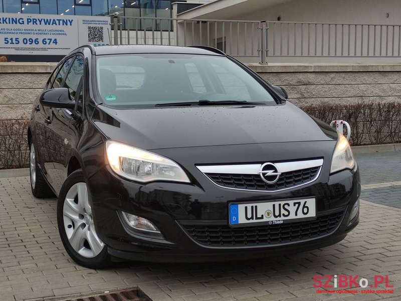 2011' Opel Astra photo #1