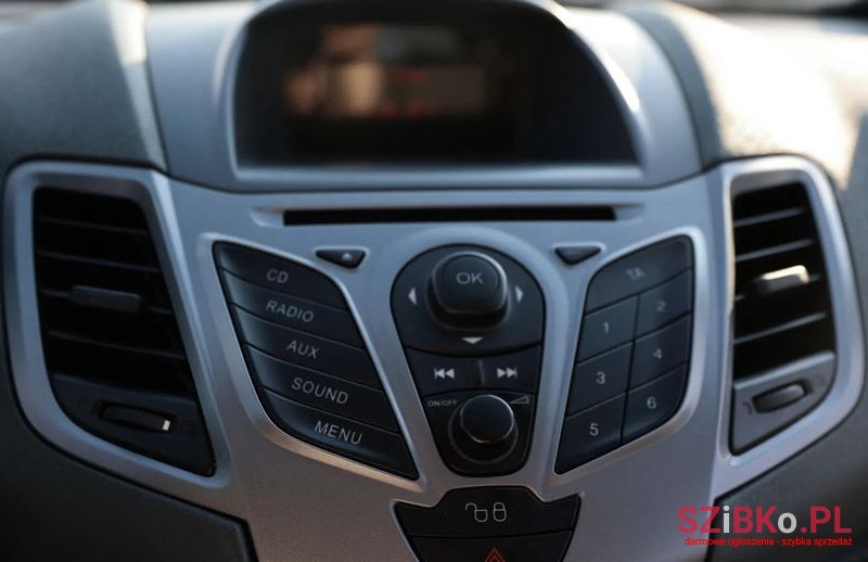 2011' Ford Fiesta photo #6