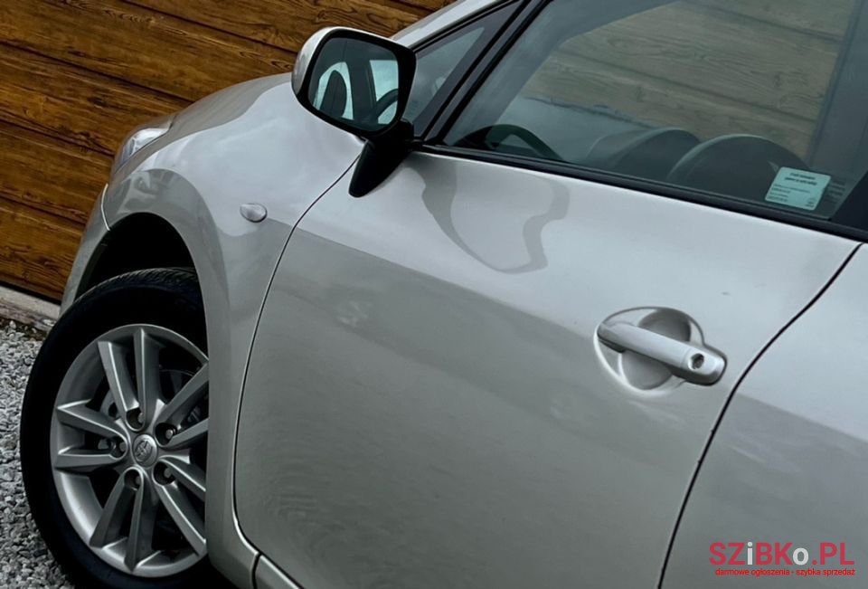 2009' Toyota Auris photo #3