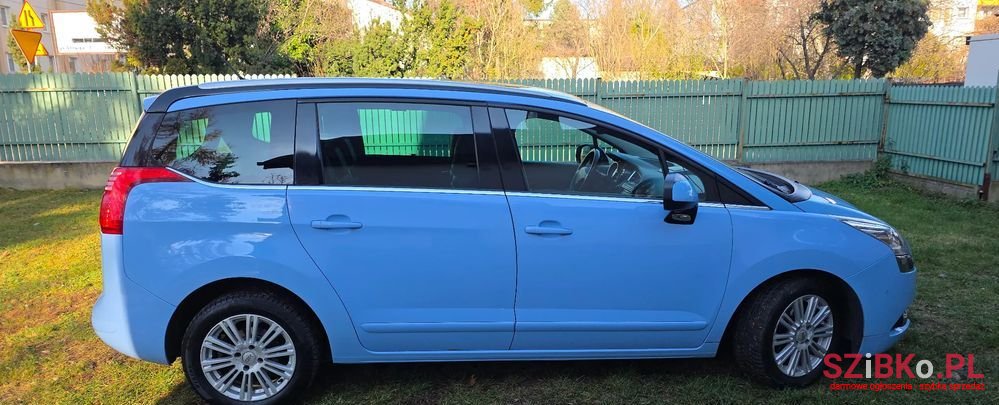 2011' Peugeot 5008 photo #5