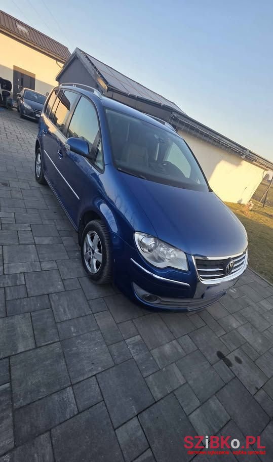 2009' Volkswagen Touran photo #1