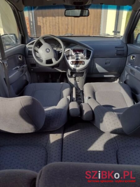 2006' Kia Carens photo #3