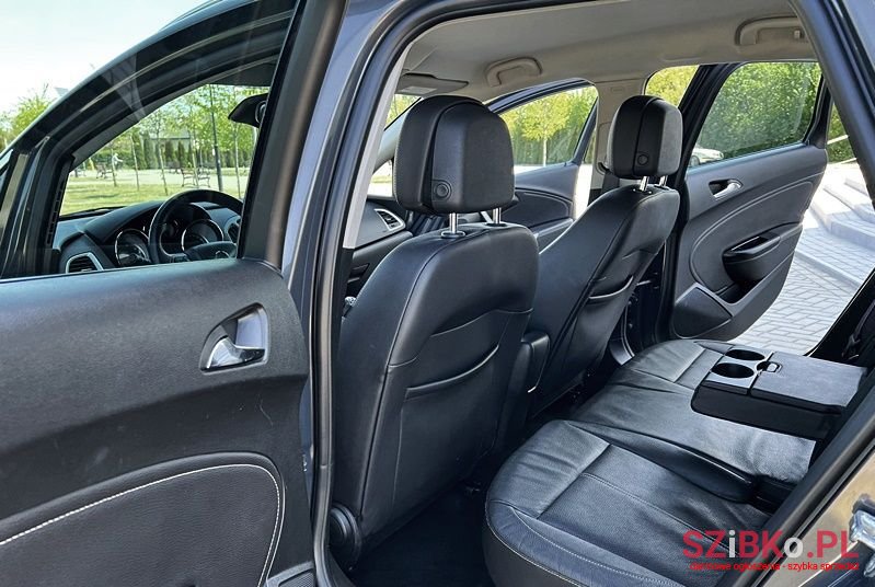 2014' Opel Astra photo #4