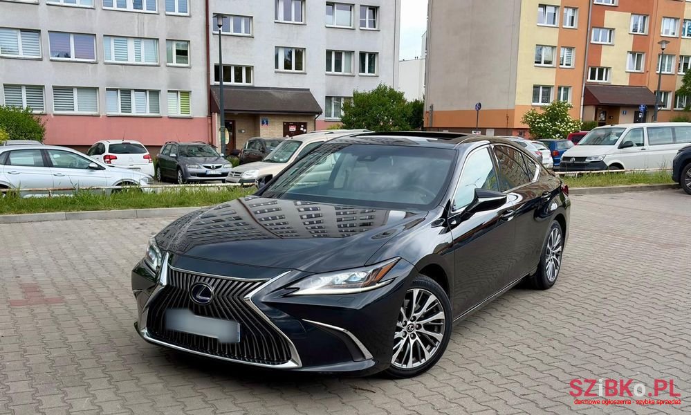 2019' Lexus ES 300H Prestige photo #2