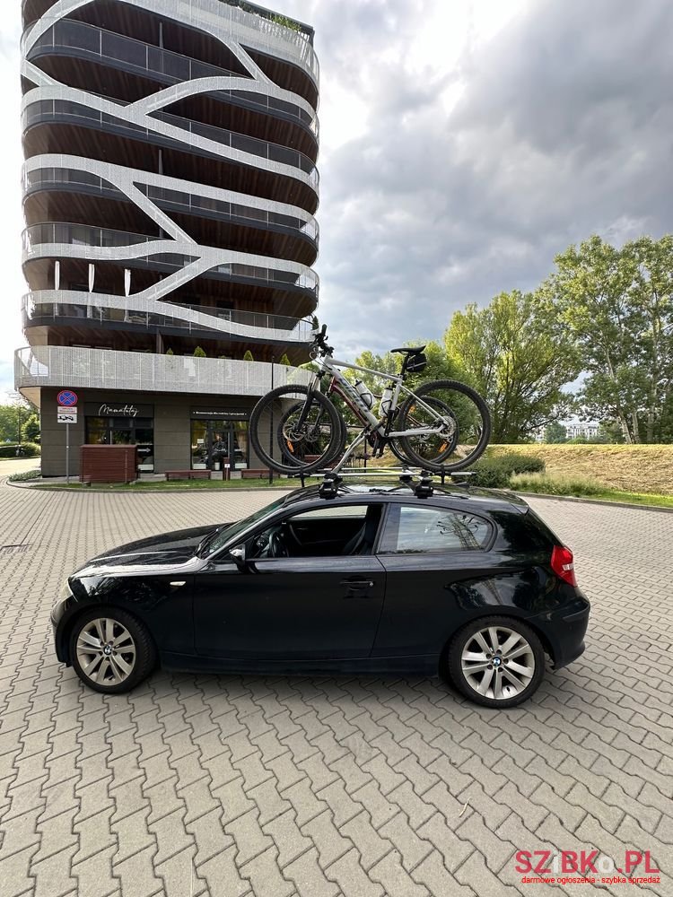 2009' BMW 1 Series 116I photo #3