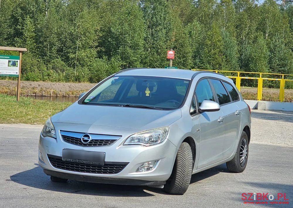 2011' Opel Astra photo #3