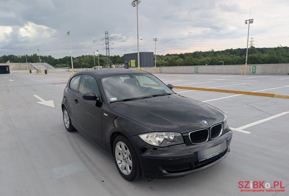 2009' BMW 1 Series 116I photo #1