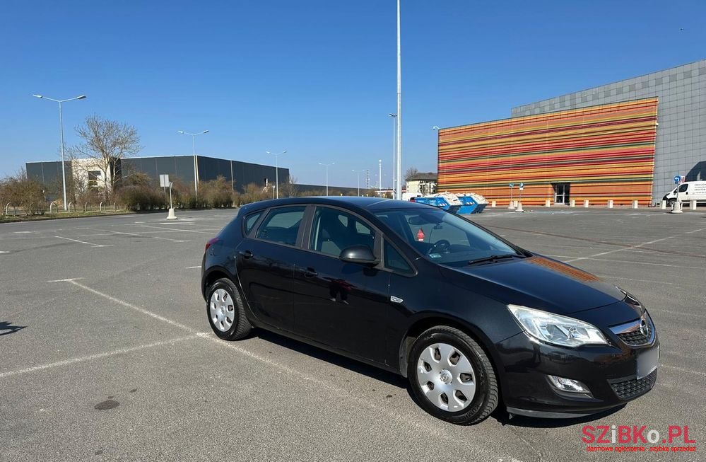 2012' Opel Astra photo #5