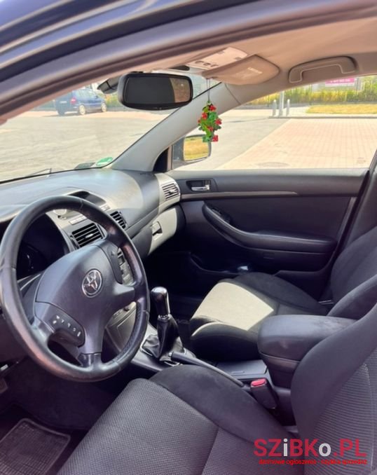 2004' Toyota Avensis photo #3