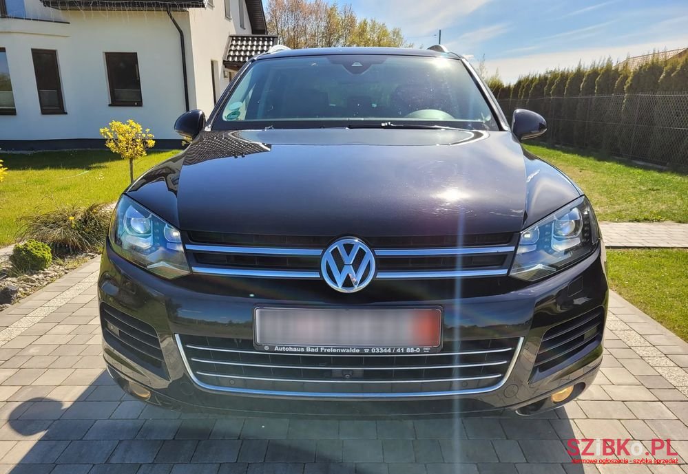 2011' Volkswagen Touareg photo #2