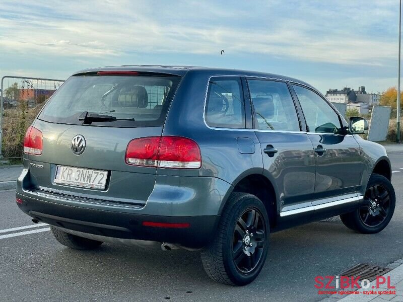 2004' Volkswagen Touareg photo #3