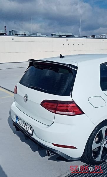 2019' Volkswagen Golf photo #4