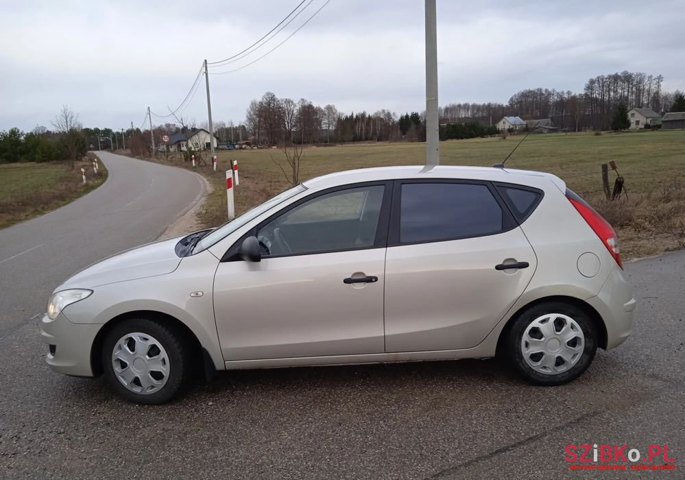 2009' Hyundai i30 1.6 Crdi Style photo #3
