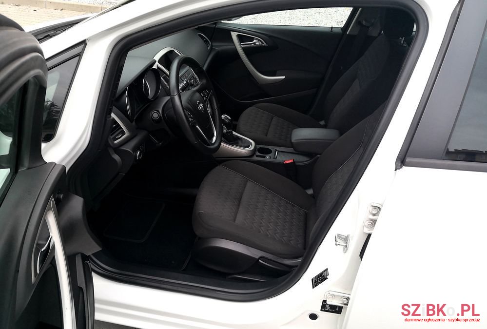 2014' Opel Astra photo #6