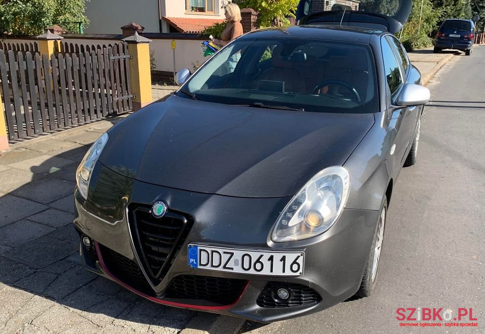 2011' Alfa Romeo Giulietta photo #1
