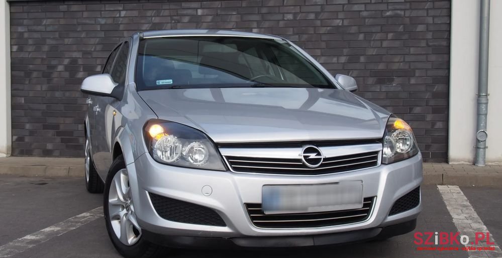 2011' Opel Astra 1.6 Enjoy photo #1