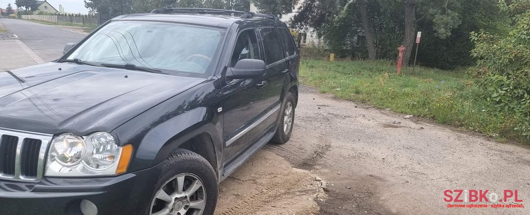 2005' Jeep Grand Cherokee photo #2