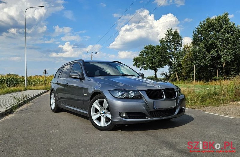 2010' BMW 3 Series 318D photo #1