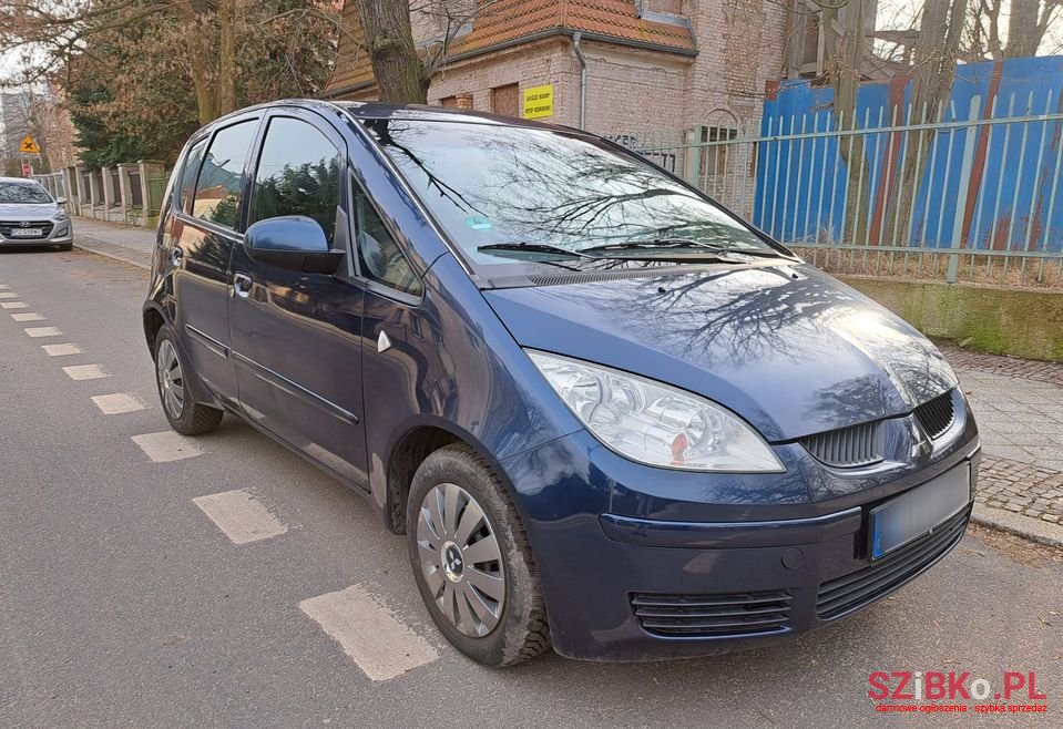 2006' Mitsubishi Colt photo #2