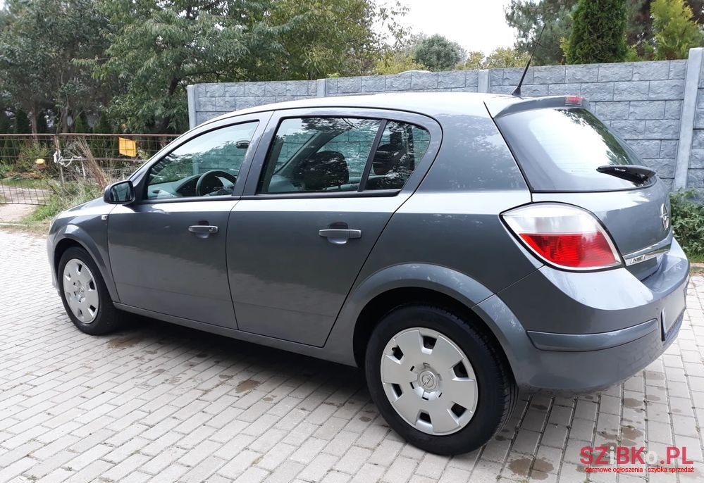 2005' Opel Astra photo #1