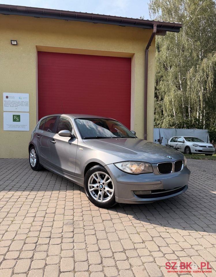 2009' BMW 1 Series 118I Edition Sport photo #1