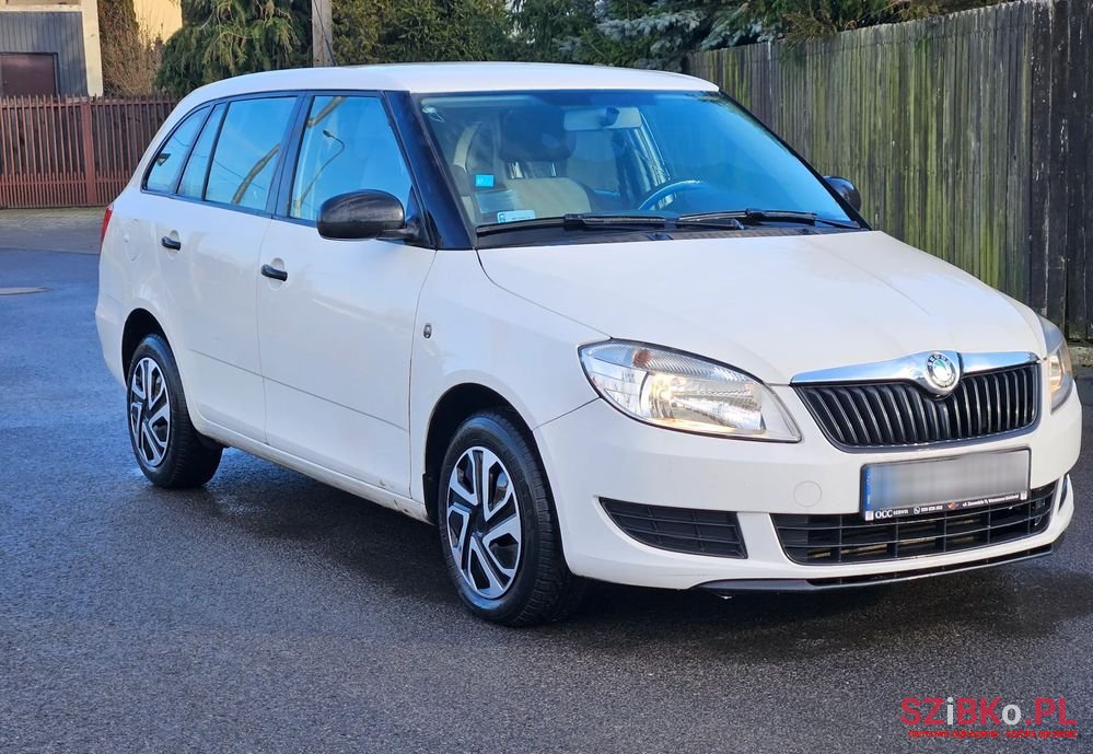 2011' Skoda Fabia photo #2