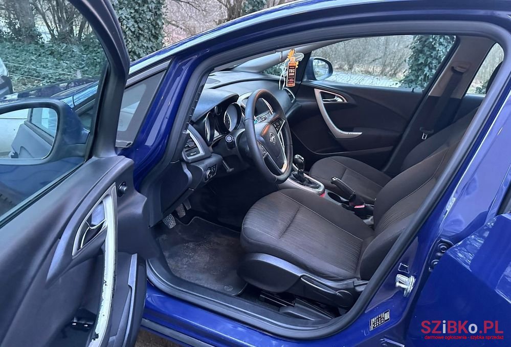 2012' Opel Astra photo #6